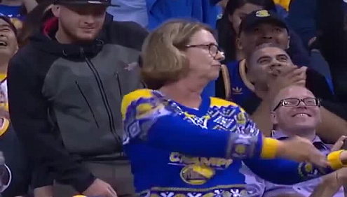 Видео хорошего настроения. Болельщица Golden State танцует на матче своей команды