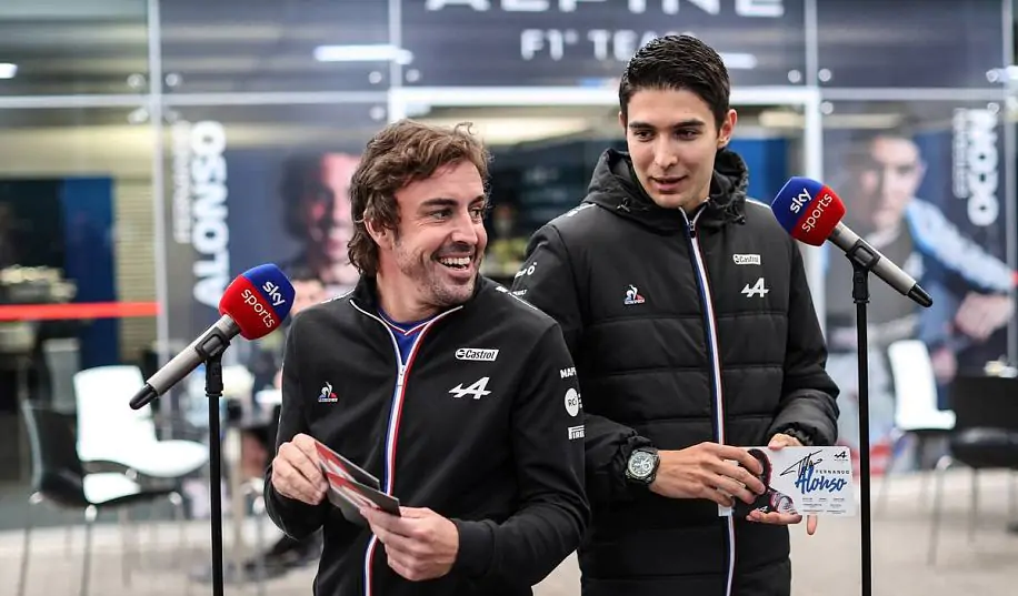 Два відомих гонщика Формули-1 доставили «Золоті м'ячі» на церемонію в Парижі 