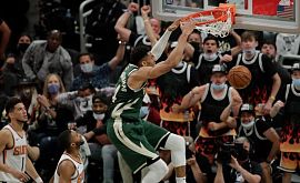 Невероятная игра Адетокумбо помогла «Милуоки» разгромить «Финикс» в третьем матче финала НБА