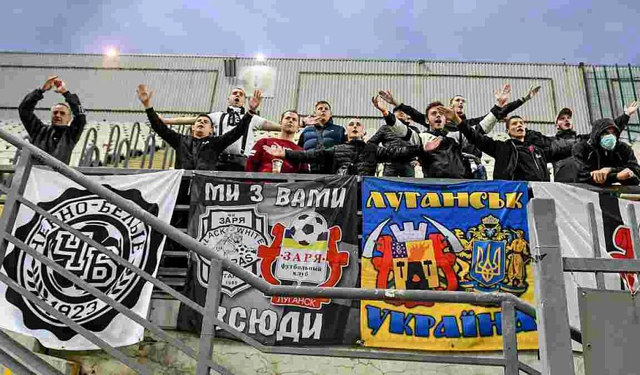 Стюарды не дали фанатам «Зари» пронести не трибуны баннер «Луганск – это Украина» 