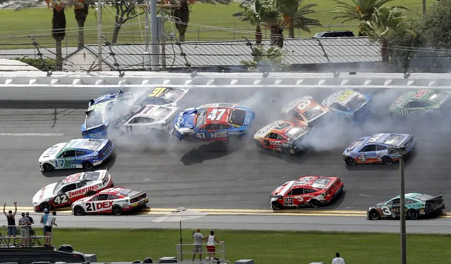 Масова аварія в NASCAR! З 37 автомобілів вціліли лише п'ять