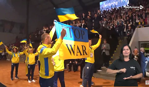 «Ми об’єднуємо світ проти агресора, проти війни». Збірна України зірвала оплески стоячи на відкритті Дефлімпіади