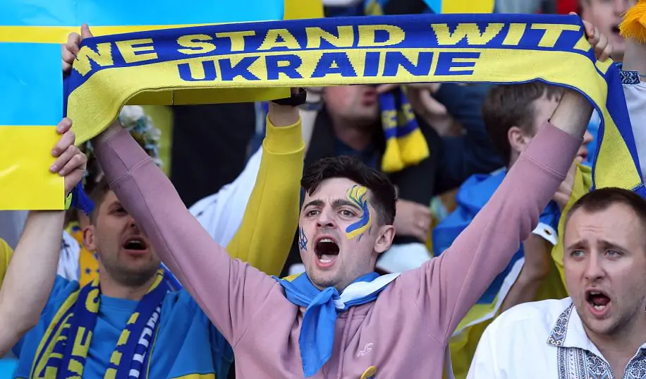 Єднання фанатів з командою. Як збірна України святкувала перемогу над Шотландією з уболівальниками