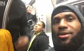 Мужчина, сидевший рядом с Леброном в метро, не знал, кто его снимает