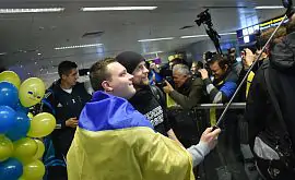 Палки для селфи, жены и улыбки. Встреча сборной Украины в аэропорту. ФОТО