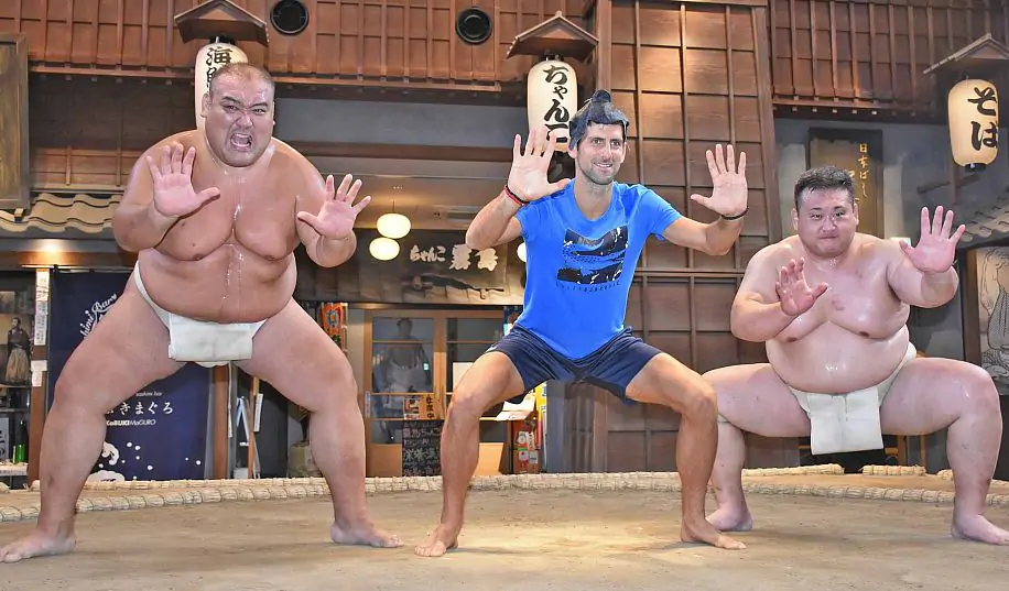Джокович потренировался с профессиональными сумоистами