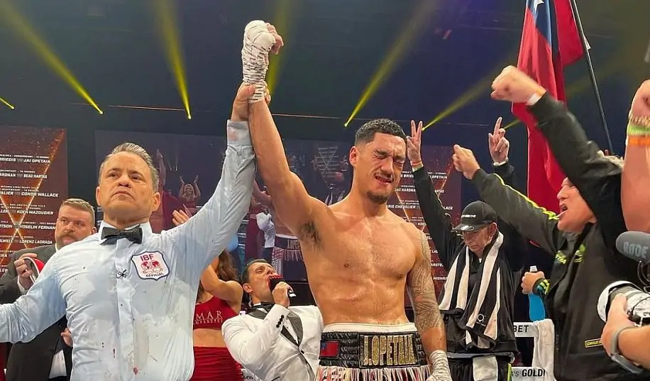 Чемпіона IBF у важкій вазі заарештували в Сіднеї, потім боксер мочився на лаві підсудних 