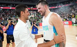 Новак Джоковіч зустрівся з Лукою Дончічем на баскетбольному матчі