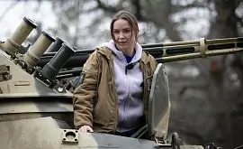 На бронетехнике и с беспилотником. Свитолина встретилась с защитниками Украины