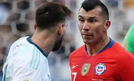 Полузащитник сборной Чили после стычки с Месси бросил в болельщиков жвачкой