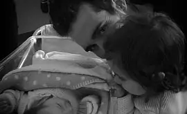 Фуркад поделился трогательным фото с новорожденной дочкой