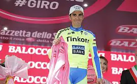 Завал на Giro d’Italia спровоцировал зритель. У лидера гонки - вывих плеча