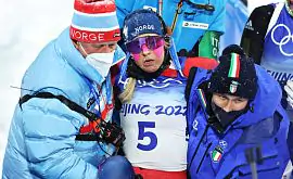 Норвежская биатлонистка практически завоевала медаль ОИ, но ей резко стало плохо. С трассы спортсменку уносили на руках