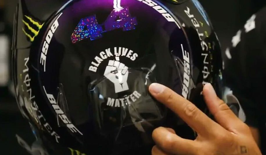 Хэмилтон начнет сезон в новом шлеме с эмблемой Black Lives Matter