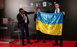 Шевченко привез в Милан флаг Украины с подписью Зеленского. Серия А выиграла аукцион за 110 тысяч евро