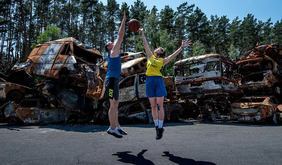 Война не жалеет спорт. Фото украинских атлетов на разрушенных аренах – они требуют отстранения россиян
