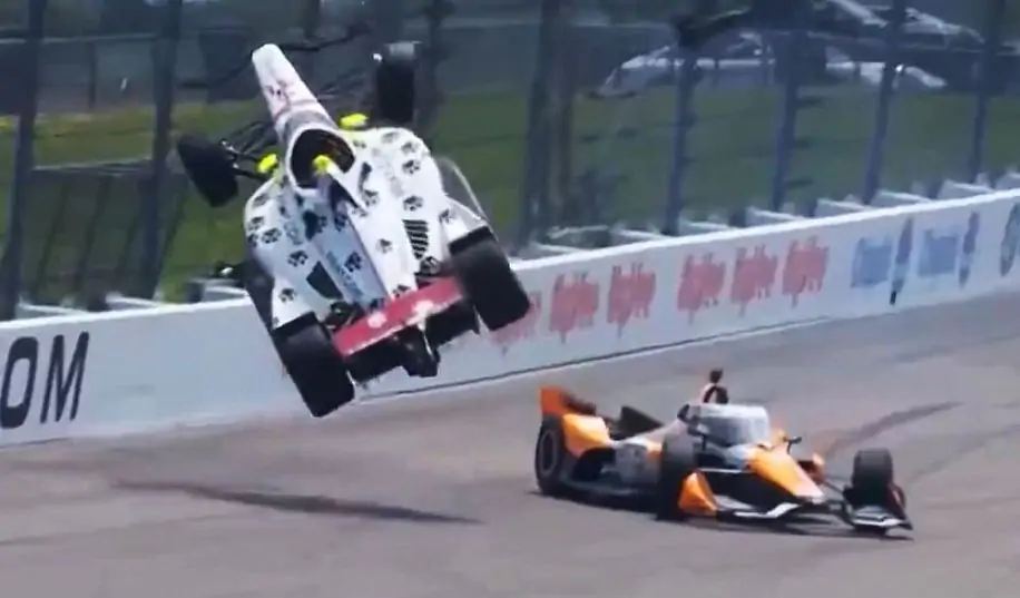 Пилот IndyCar попал в жуткую аварию, испытав перегрузку в 109G 