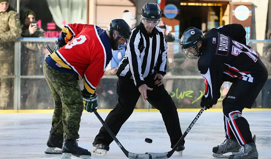 «Галицкие Львы» отметили День хоккея во Львове матчем против канадских военных