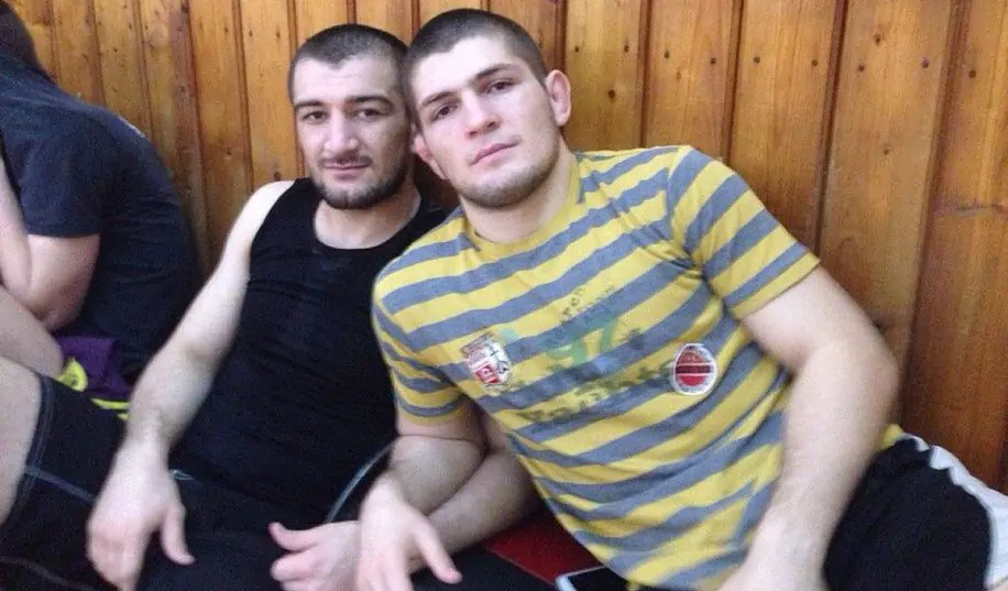 В UFC подписали контракт с братом Нурмагомедова, которого уничтожил украинец