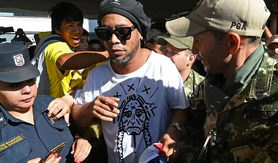 Роналдиньо был задержан в Парагвае