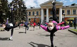 Гимнастки Школы Дерюгиных провели тренировку на улице в знак протеста против выселения из Октябрьского дворца