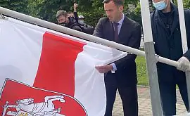 У Ризі замінили прапор Білорусі на біло-червоно-білий стяг