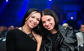 Как две сестры. Очаровательные жены Усика и Беринчика на вечере бокса в Киеве