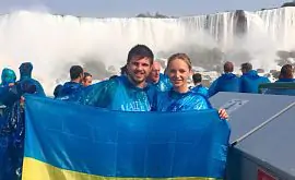 Евгений Хитров сделал фото с флагом Украины на Ниагарском водопаде