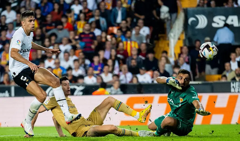 Гол Левандовски на 93 минуте вырвал для «Барселоны» победу в матче с «Валенсией»
