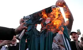 Спалені футболки, освистування і тролінг від « Лідса ». « Ліверпуль » прийняв на себе удар по Суперлізі