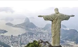 «У Бога за пазухой». Российские экстремалы забрались на статую Христа в Рио