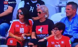 Мама братьев Джака присутствует на матче Албания-Швейцария. Фото