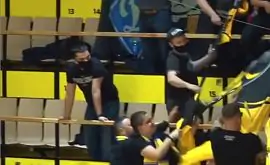 Дикость? Ультрас «Будивельника» порезали флаги «Киев-Баскета» и напали на работника арены
