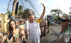 Сергей Бубка пронес олимпийский огонь по улицам Рио