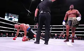 Претендент на бой с Усиком отправил соперника в нокдаун, а затем нокаутировал. Видео