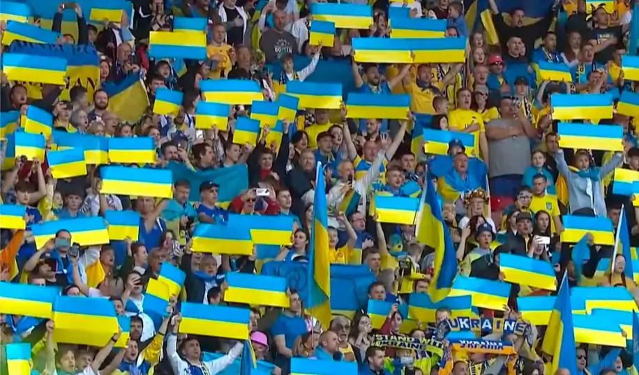 путін – всередині презервативу. Уболівальники збірної України вивісили банер і закликали зупинити війну