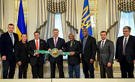 Порошенко получил в подарок от WBC пояс с флагом Украины