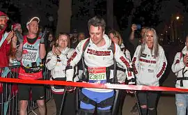 Впервые в истории Лондонский марафон пробежал парализованный человек