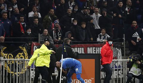 Вболівальники «Ліона» кинули пляшку в голову гравцеві «Марселя». Матч припинений