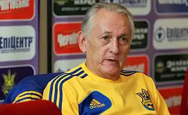 Болельщики поддерживают Михаила Фоменко на посту тренера сборной Украины