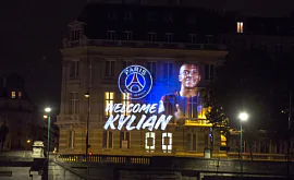 В честь перехода Мбаппе в ПСЖ в Париже появились красочные иллюминации