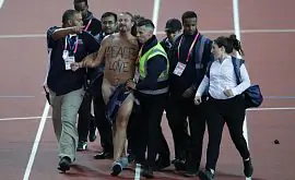 Перед финалом ЧМ-2017 с участием Болта на беговую дорожку вырвался голый мужчина