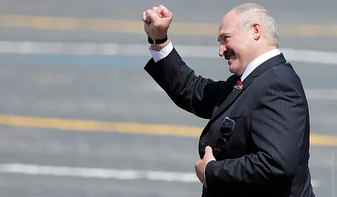 Не став загострювати ситуацію. Лукашенко висловився про заміну прапора Білорусі в Ризі