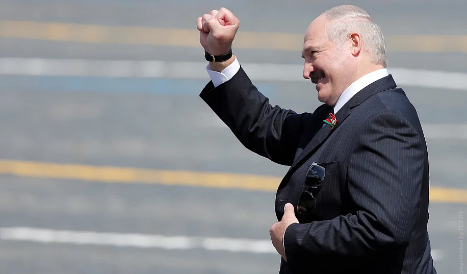 Не став загострювати ситуацію. Лукашенко висловився про заміну прапора Білорусі в Ризі