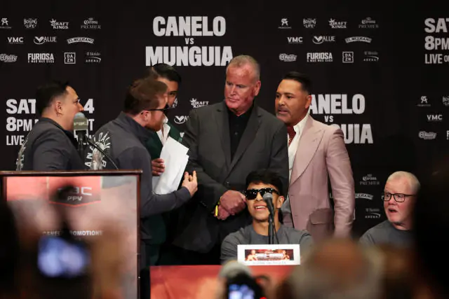 Альварес та Де Ла Хойя почали суперечку на прес-конференції перед боєм Канело – Мунгія