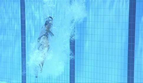 У призера Универсиады во время прыжка в воду из купальника вывалилась грудь