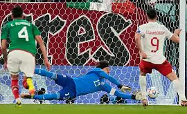 Левандовські не забив пенальті, Польща в бойовому матчі з Мексикою перемогти не зуміла