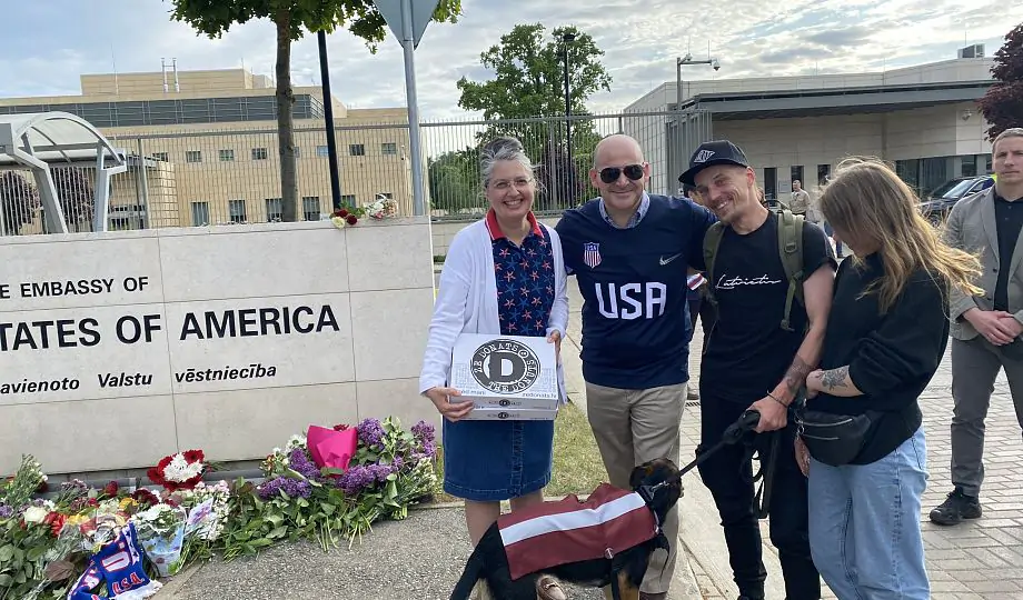 Латвийские болельщики принесли много цветов к посольству США после того как выиграли у них бронзу ЧМ-2023