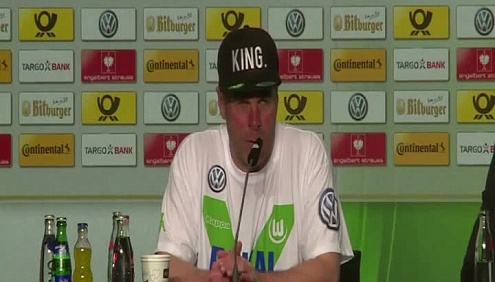 Тренера "Вольфсбурга" на прес-конференції облили пивом